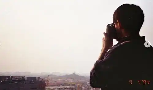 易烊千玺拍摄复古照片,穿越回1994年,妹妹张子枫点赞
