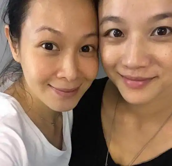 36岁汤唯挺孕肚携夫助阵刘若英演唱会台下素颜合影曝光
