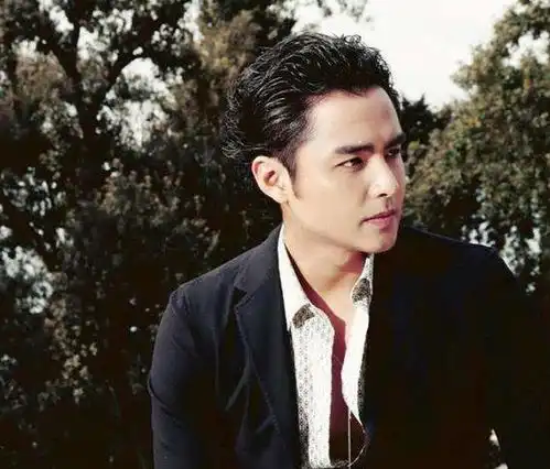 又一个明星变网红,王蓉签约白小白,这世道终究是变了