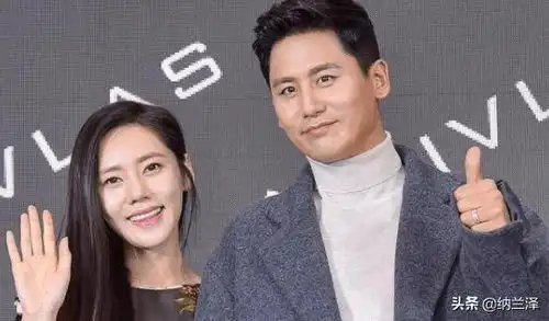 于晓光辟谣美女坐自己大腿间因为太熟,不是出轨
