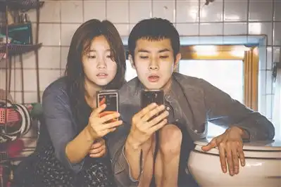 安东尼奥班德拉斯这个老牌男演员终于获奖了
