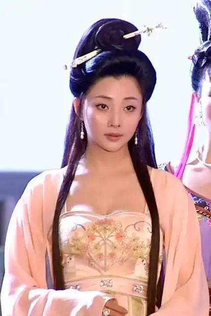 她年轻时就迷死大片男人,却不结婚不生孩子,今41岁美的太不像话
