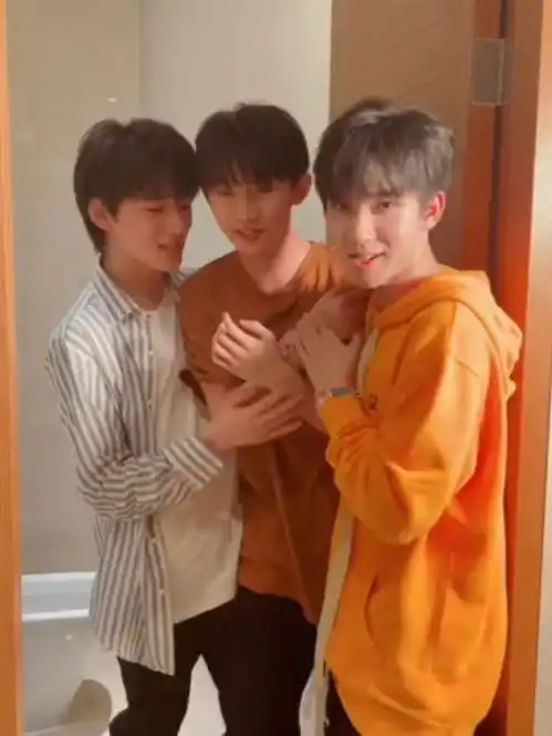 时代损损团已上线,围绕马嘉祺唱快乐星球,马嘉祺好想逃