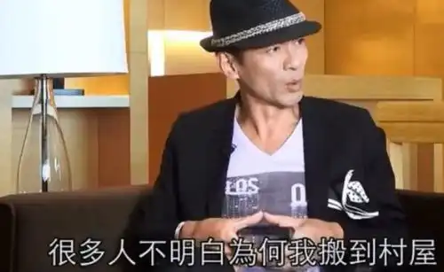 59岁江华和老婆逛街被拍,为省钱力争停车优惠券,晚年生活太落魄