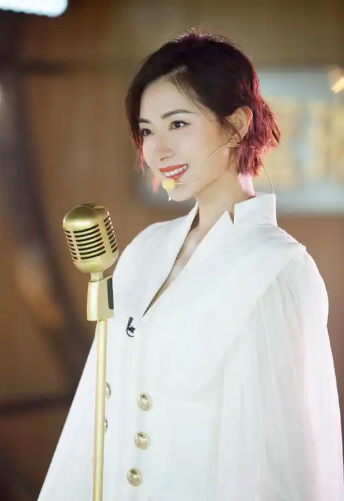 乘风破浪的姐姐万茜为什么会拿人气第1名,张含韵居然会垫底
