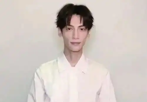 五五分,腿不直,瘦成竹竿,这10位男星脸是神颜但身材没眼看

