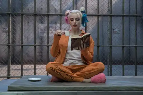 自杀小队2小丑女新造型曝光身穿红裙手拿长矛十分吸睛,网友快上映
