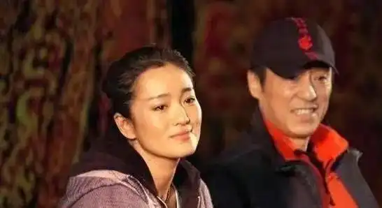 尤小刚三婚娶小30岁的娇妻,生了2个儿子,71岁的他不敢休息