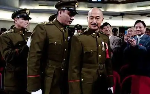 他是国军中将,蒋介石授予他中正剑,但其真实身份却很意外
