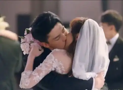 爱情公寓5同样是亲吻新郎,贤菲对比乔嘉,谁更放得开一看就知