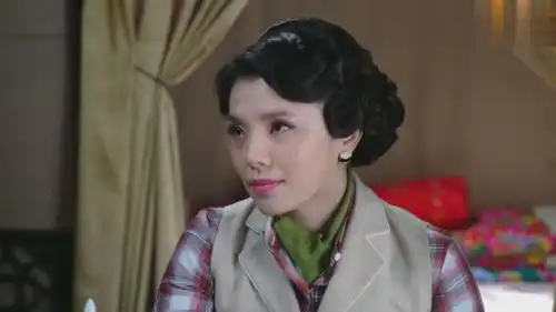 花雾酒后吐真言,透漏着不堪回首的往事,伤心落泪,可怜
