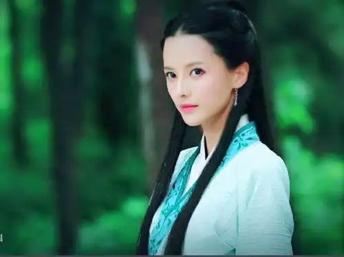 否认吴秀波出轨门却称骚扰甄宓张芷溪人美是非多
