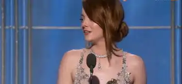 爱乐之城再揽大奖艾玛斯通获颁喜剧类电影最佳女主
