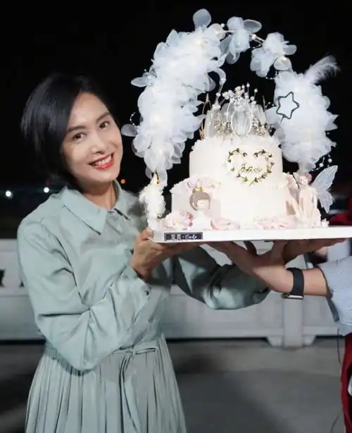 朱茵再次秀把冻龄魅力,浅绿衬衫裙果然显年轻,让人感慨哪像49岁