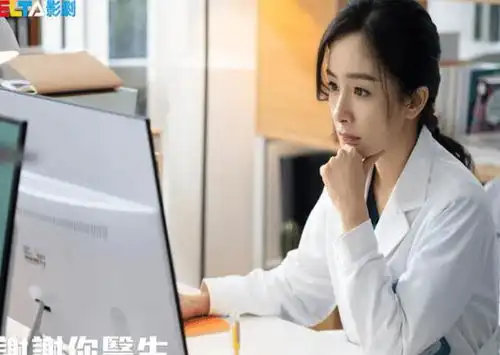 杨幂身穿白大褂转战急诊医生记住你的专有名词搭档白宇点赞
