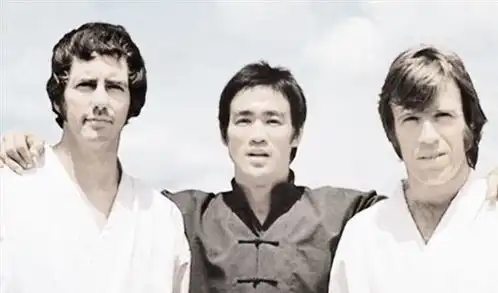 叶问曾断言爱徒李小龙短命,从走路姿势就能看出,没想到一语成谶
