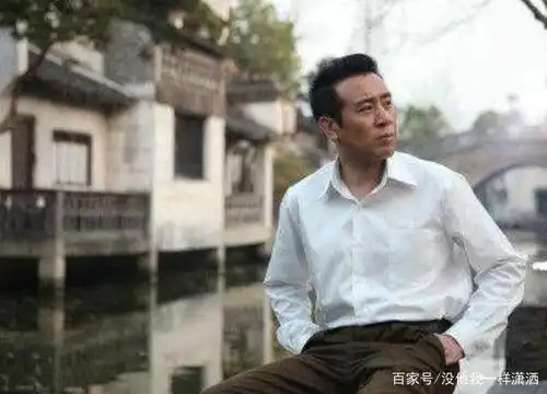 于和伟隐藏多年的妻子曝光,结婚28年依然恩爱如初,堪称人生赢家
