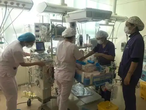 护士节每年抢救3000名早产儿,最小的体重才1斤多点,77名护士妈妈用爱陪伴早到天使