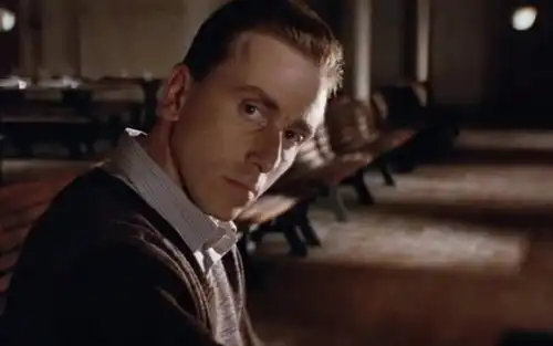 电影海上钢琴师,下了船,意味着世俗的一切都来了
