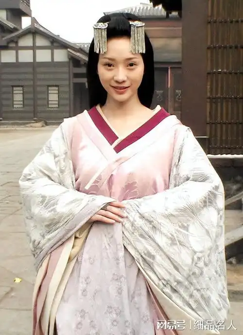 柳岩为哥哥买婚房,父亲母亲外婆都患癌,她累出一身病