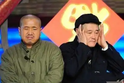 他是赵本山的左膀右臂,两任老婆都貌美如花

