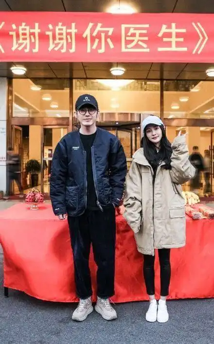 杨幂看沉默的真相哭了好几次,发文要和白宇求合影,白宇发文并奉上合照
