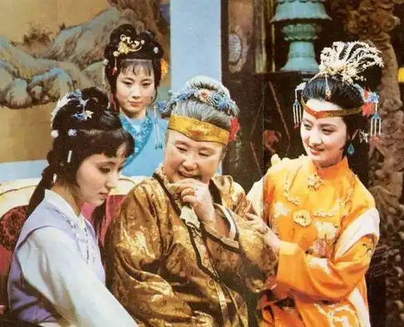 红楼梦中,贾母对黛玉是真好吗元宵佳节那一搂,重读才懂其深情