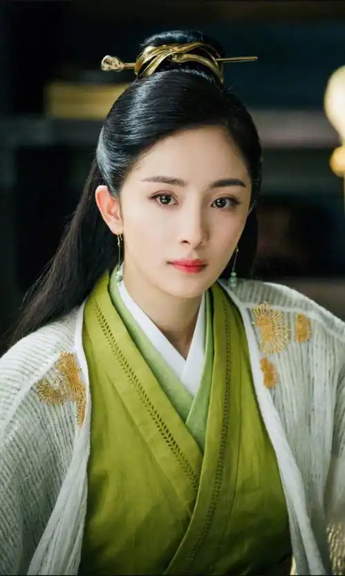 杨幂素颜现身被偶遇,网友真人和照片上差一大截
