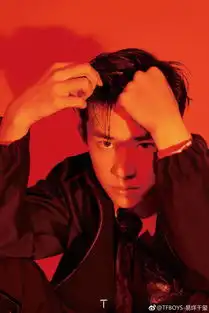 易烊千玺尝试时尚复古风散发迷离成熟气息
