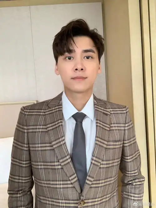 组图隐秘而伟大收官李易峰晒谐音梗自拍告别顾耀东