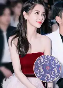 杨颖这次真的惊艳,长发披肩身穿抹胸长裙,30岁美的像个娃娃
