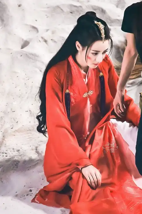 热巴穿红衣古装气质飒爽干练雨中撑伞显侠女风范

