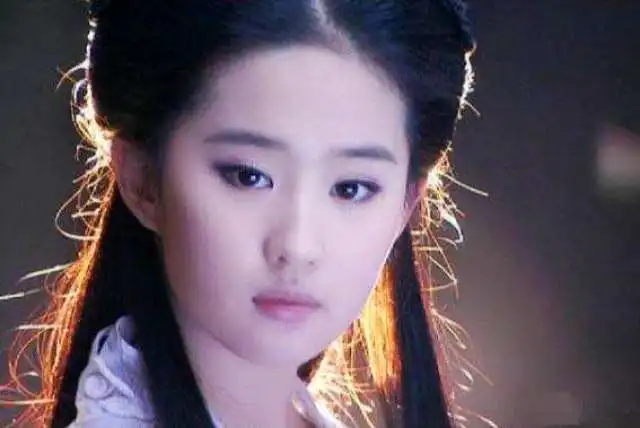 白浅上神作为一名酒徒,刘亦菲喝酒美的过杨幂吗
