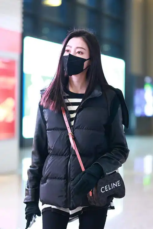 张天爱的造型亮眼,穿黑色马甲搭黑色裤子,这个季节穿正合适
