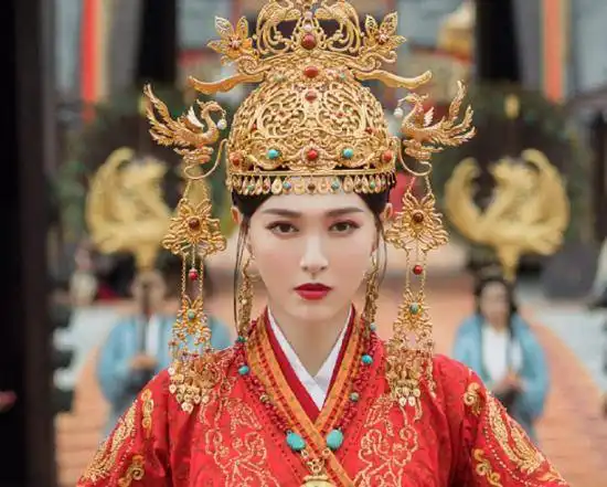 唐嫣新剧造型美爆了,搭档窦骁和经超,而佘诗曼绝对是演技担当