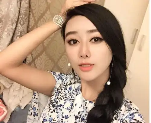 她撞脸范冰冰,曾在苹果中做范的裸替拍31部戏一直不温不火
