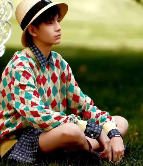 董洁潘粤明儿子神颜刷屏逆天基因组合炸裂彩票头奖得主诞生