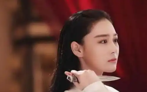 父亲吃饭时的一个举动,女儿见后气愤自刎,整个家族知道后都懵了
