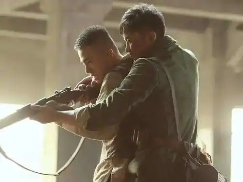 八佰里的13岁未成年以身护国,是最不忍看的火种
