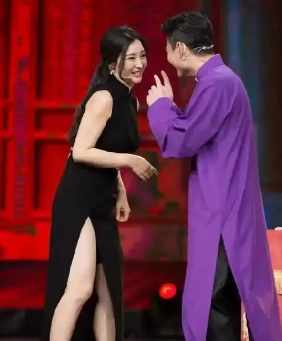 柳岩旗袍造型曝光,上半身严实下半身却非常暴露,尽显女性魅力
