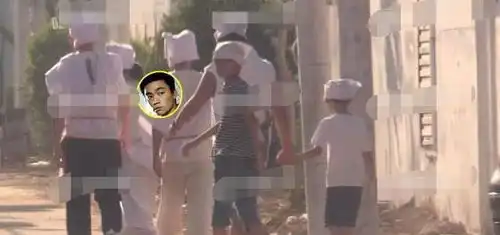 王宝强近照曝光,胡子拉碴面带微笑,强打起精神应对亲朋好友