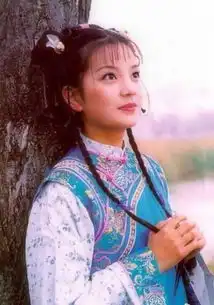 赵薇又穿经典风衣,这次只是搭配黑色半身裙,颜值气质直接开挂