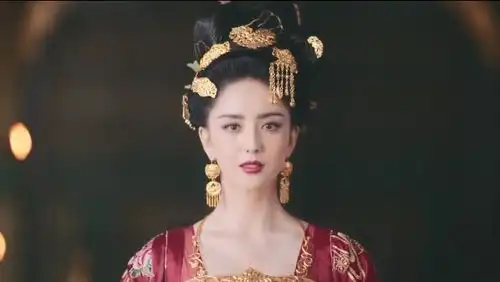 佟丽娅盛唐妆容大片来袭,红衣飘飘眼神犀利,舞姿曼妙婀娜霸气侧露