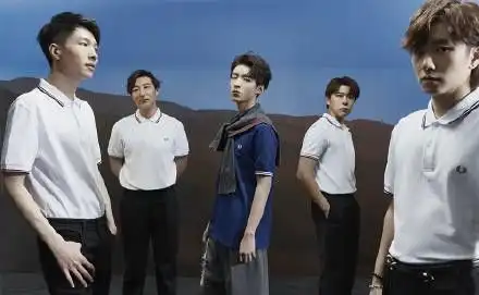 王俊凯尼龙封面,休闲装搭配绿色衬衫造型时尚,活力十足