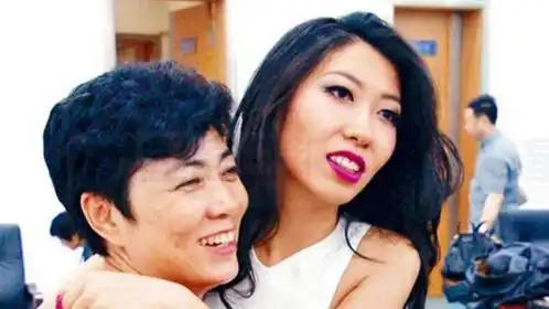 女歌手为涉案3.5亿的妈妈喊冤网友把她骂上热搜
