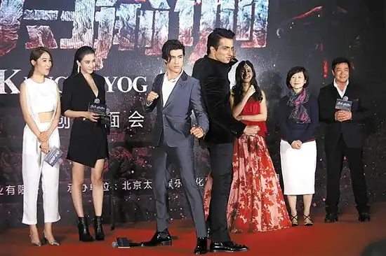 功夫瑜伽李治廷与印度男星展示功夫
