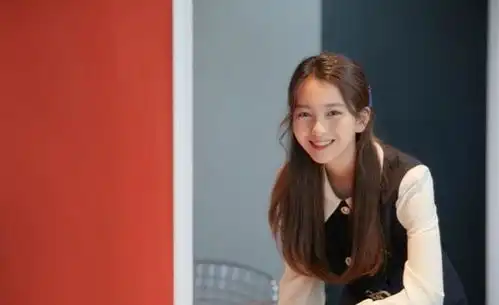 7号房的礼物小女主长大,近照曝光引热议,身材高挑颜值能打
