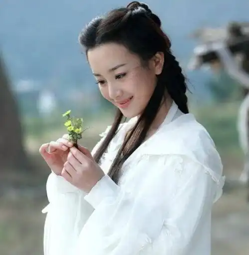 33岁张檬终于结婚了,整容前的旧照片被扒出,网民当年过于美丽