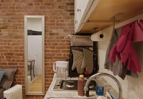 一27岁小姑娘蜗居15㎡逼仄小窝,极致收纳,被子放在橱柜上,绝了