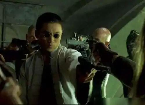 1999年黑客帝国想要一套武术动作,成龙李连杰拒绝,而他卖了